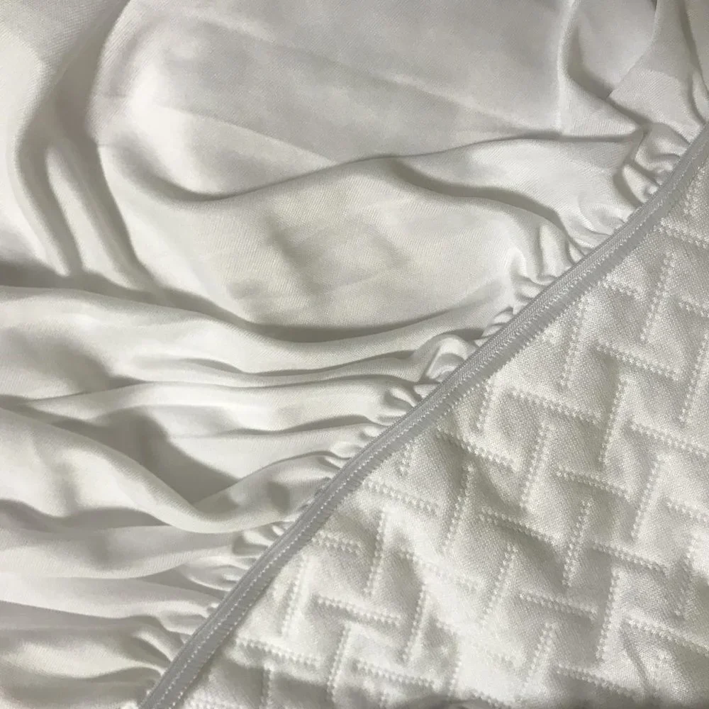 Queen Mattress Protector Cover, Excellent Like New Condition, White 60 x 80 x 81